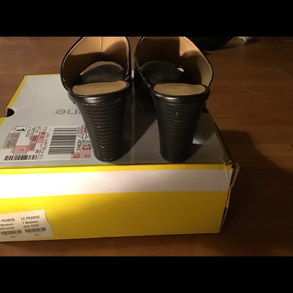 Almost New “In Box” Liz Claiborne Black Mules - Picture 9 of 9